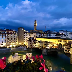 ponte-vecchio-view-luxury-apartment.it-tuscanyhotel.com/